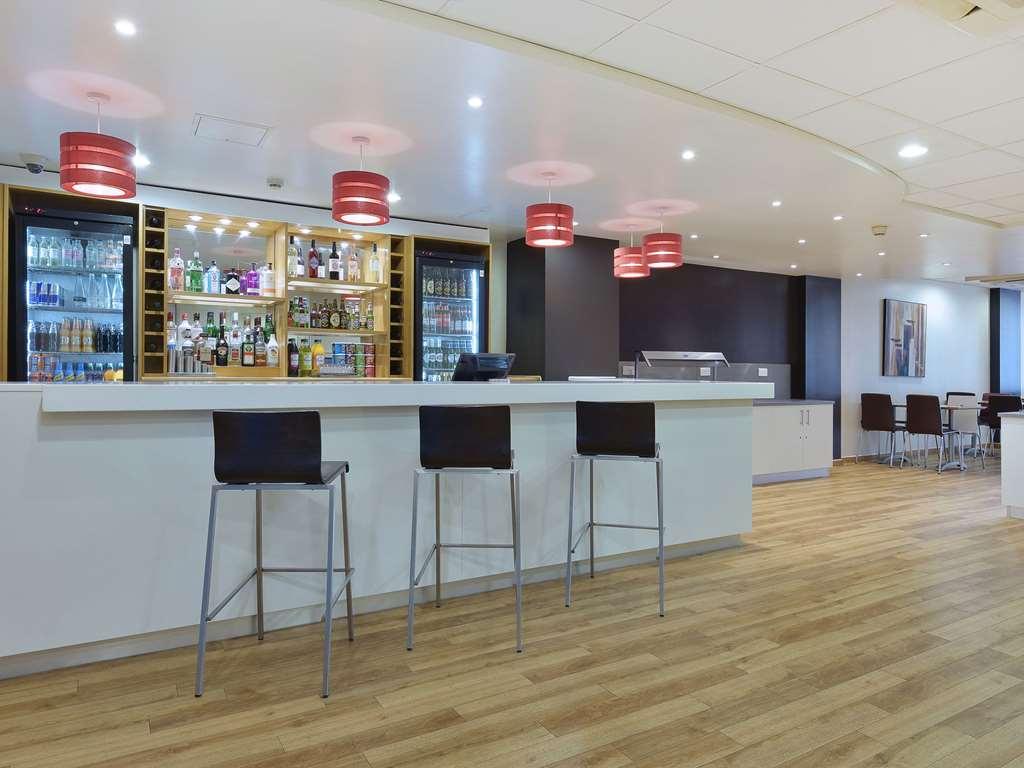 Travelodge London Feltham מסעדה תמונה