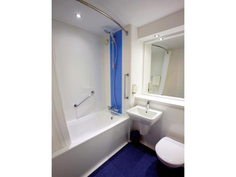 Travelodge London Feltham מראה חיצוני תמונה