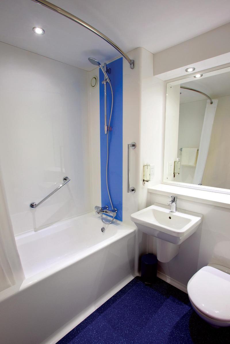 Travelodge London Feltham מראה חיצוני תמונה